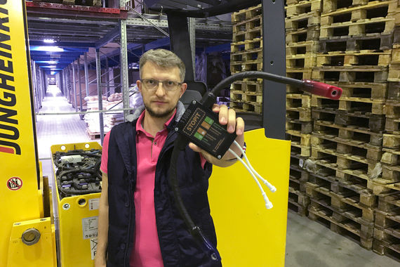 Сергей Дериглазов говорит, что в отличие от батарей смартфонов тяговые аккумуляторы с трудом поддаются диагностике – пришлось повозиться