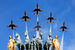 После французских штурмовиков Alpha Jet из Patrouille de France в небо поднялись шесть американских истребителей F-16 пилотажной группы Thunderbirds