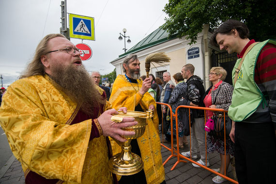 Очередь к мощам Николая Чудотворца в Санкт-Петербурге