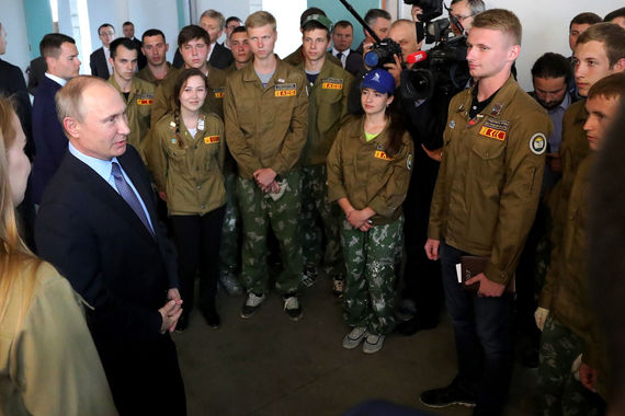 Президент сосредоточился на встречах с представителями рабочих специальностей – поговорил со студентами из стройотрядов и трудящимися Лебединского ГОК
