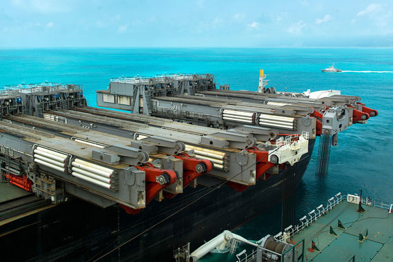 Allseas уже уложила более 100 км «Турецкого потока» (на фото – укладчик Pioneering Spirit)