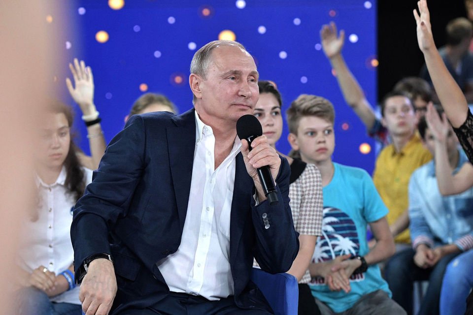 От традиционных прямых линий эту встречу Путина отличал лишь возраст участников