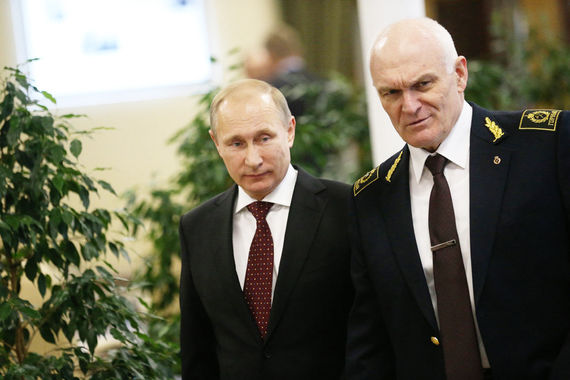 Владимир Путин (слева) и ректор Санкт-Петербургского горного университета Владимир Литвиненко (справа) могли познакомиться в начале 1990-х, но близко сошлись во время подготовки и защиты кандидатской диссертации будущего президента России. Позже Литвиненко стал акционером химической компании «Фосагро»
