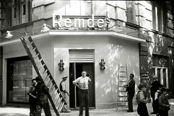 Евгений и Яков Хенкины. Эмиль Ремде перед входом в свое кабаре Remde’s на Ранкештрассе, 20, в Шарлоттенбурге