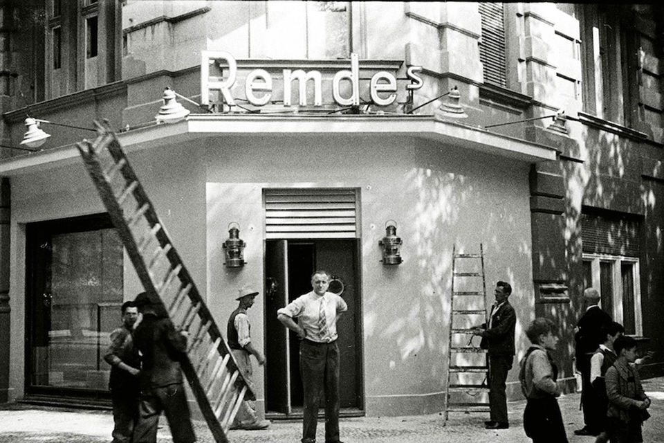 Евгений и Яков Хенкины. Эмиль Ремде перед входом в свое кабаре Remde’s на Ранкештрассе, 20, в Шарлоттенбурге