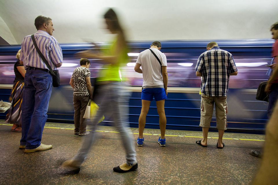 Конкурс на поставку восьми шестивагонных составов метро стоимостью 3,8 млрд руб. «Вагонмаш» выиграл в феврале 2015 г., но контракт был подписан спустя два месяца