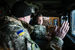 Петр Порошенко осматривает автомобиль HMMWV