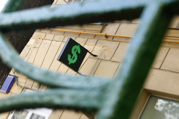 На вчерашних торгах курс доллара несколько раз поднимался выше 60 руб.