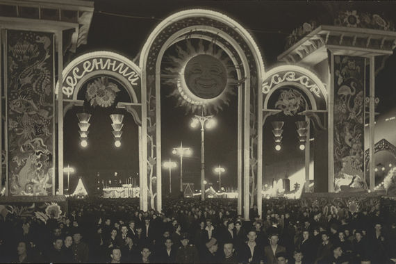 Евгений Умнов. Весенний базар, Москва. Конец 1940-х. Такая же конструкция стоит сейчас напротив мэрии на Тверской