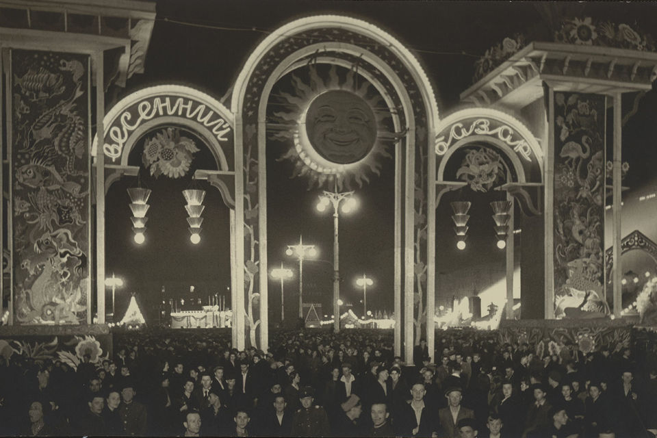 Евгений Умнов. Весенний базар, Москва. Конец 1940-х. Такая же конструкция стоит сейчас напротив мэрии на Тверской