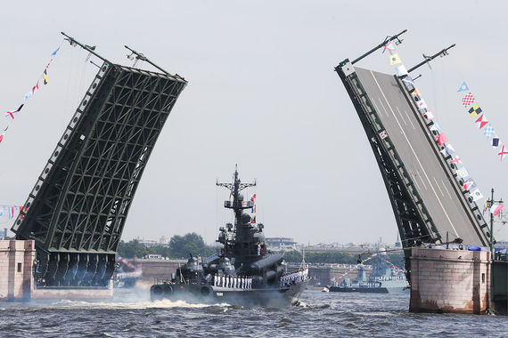 Из-за подготовки военно-морского парада в Петербурге образовались пробки