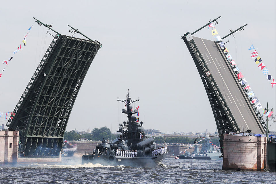 Из-за подготовки военно-морского парада в Петербурге образовались пробки