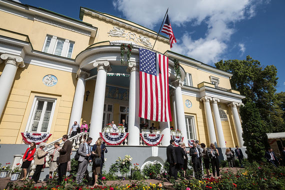 Какими зданиями пользуется американская дипмиссия в Москве