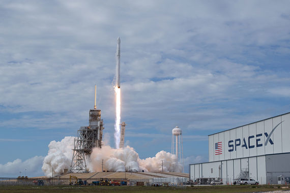 С начала этого года SpaceX уже запустила в космос 10 ракет, побив прошлогодний рекорд – восемь запусков.