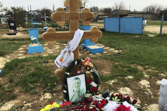 Могила Алексея Сафонова, который, как говорят, убит в Сирии, на кладбище в поселке Хутор Почтовый