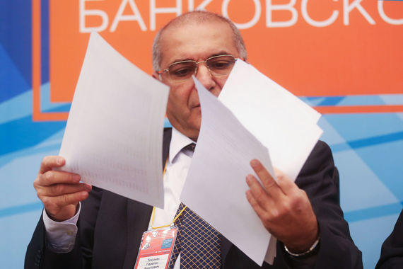 По словам Тосуняна, в АРБ появилась инициативная группа, которая попросила «большую восьмерку» банков, уже заявившую о выходе из ассоциации, разъяснить свою позицию