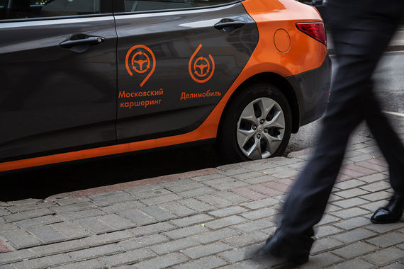 Сейчас в Москве работает пять каршеринговых компаний: «Делимобиль», Car5, YouDrive, AnyTime и BelkaCar, в сентябре на рынок выйдет шестой игрок – Easy Ride