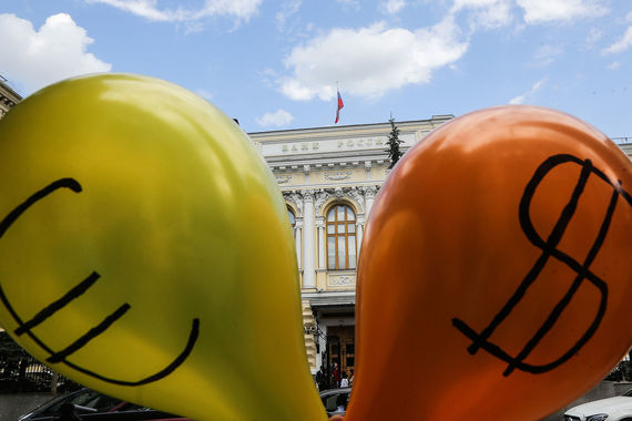 Краткосрочный эффект может быть положительным, рубль укрепляется, что еще больше увеличивает привлекательность валютных займов, пишет департамент ЦБ