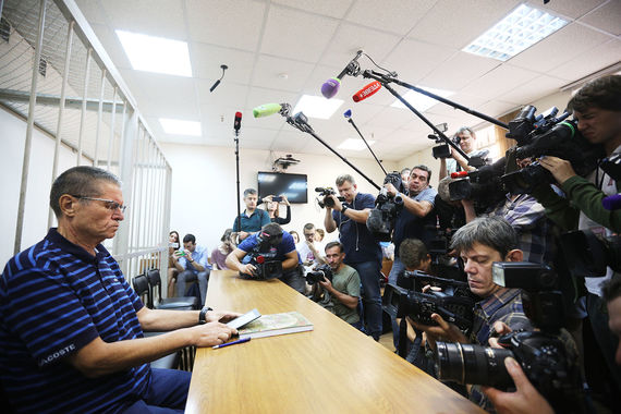 Алексей Улюкаев коротал время в суде за чтением произведений Антона Чехова