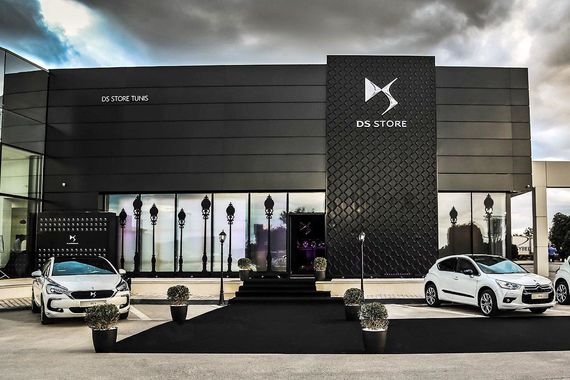 DS – третий, премиальный бренд PSA Groupe, производящей также автомобили под массовыми брендами Peugeot и Citroen