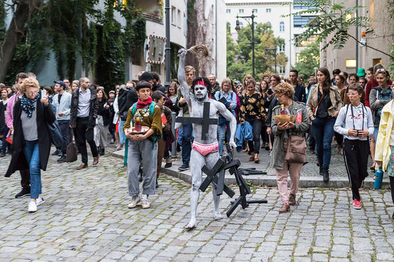 Крестный ход через Берлин открыл фестиваль современного танца