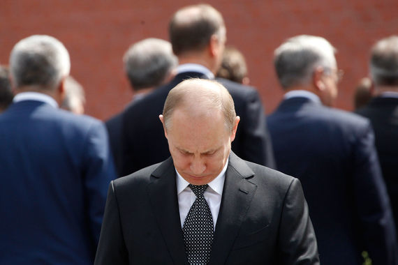 Эксперты постарались понять, кто из стоящих за спиной президента может его заменить