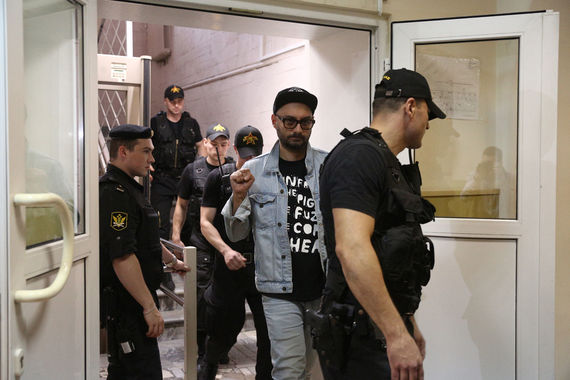 Кирилл Серебренников (в центре) не смог убедить суд в своей невиновности