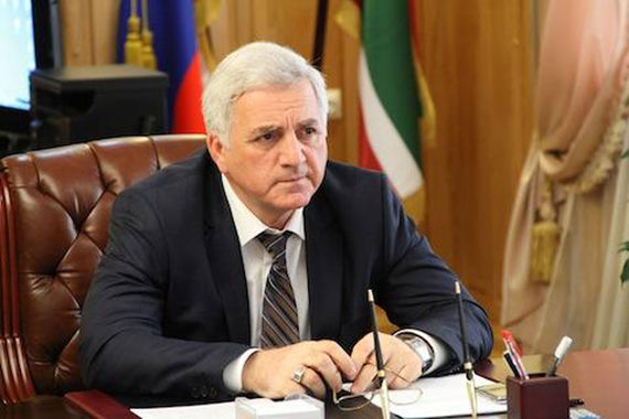 Депутат парламента Чеченской республики от КПРФ Мухмад Асхабов занимал пост председателя комитета по вопросам агропромышленного комплекса, земельных отношений, экологии и природных ресурсов