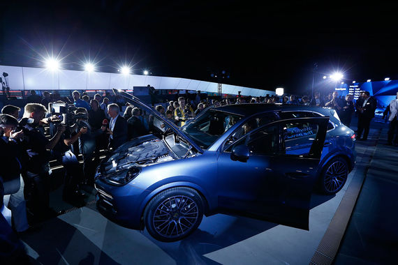 в казани открылся новый автосалон porsche видео в казани открылся новый автосалон porsche видео