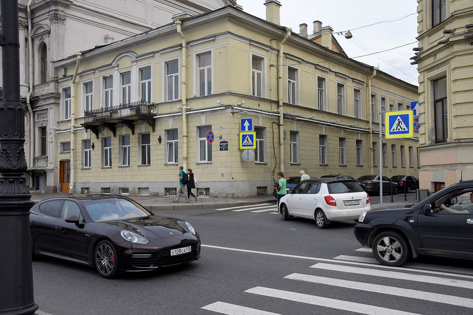 Скоро здание займут актеры