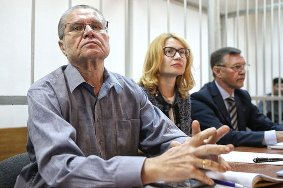 Приставы запретили Улюкаеву отвечать на вопросы журналистам