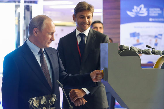 Церемония запуска прошла на стенде «Полюса» в режиме телемоста в рамках Восточного экономического форума