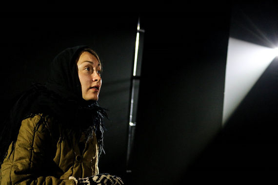 Арина Лыкова в роли Настены заставляет зрителя смотреть спектакль своими глазами