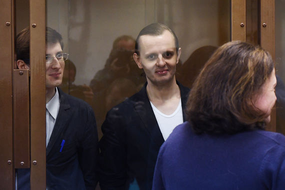 Члены хакерской группы «Шалтай-Болтай» Константин Тепляков (в центре) и Александр Филинов