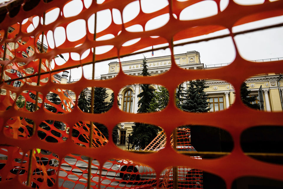 ЦБ перестанет предлагать банкам валюту на аукционах репо с минимальным лимитом