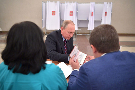 Президент России Владимир Путин проголосовал на избирательном участке в Российской академии наук
