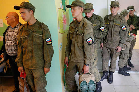 Военнослужащие на избирательном участке в Калининграде