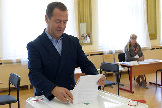 Премьер-министр России Дмитрий Медведев на избирательном участке