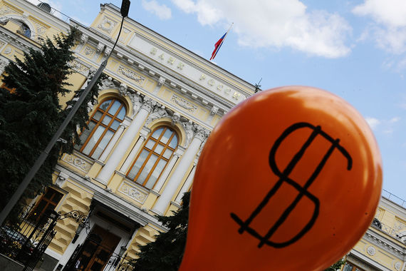 У банков больше нет дефицита долларовой ликвидности, говорит главный экономист «Ренессанс капитала» Олег Кузьмин