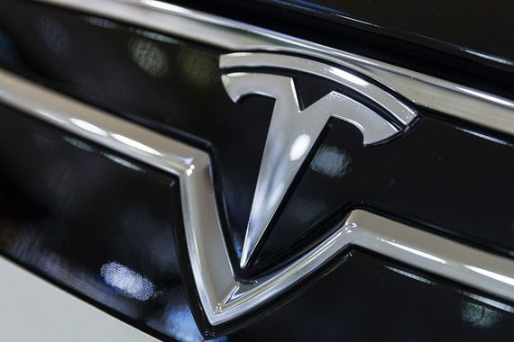 В жалобе говорится, что компания Tesla препятствовала рабочим в реализации их прав