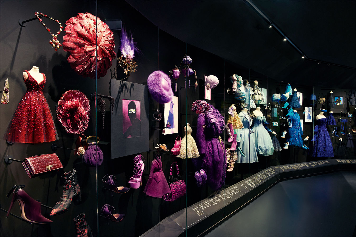 Подобранные по элементарному колористическому принципу предметы одежды и аксессуары в зале Colorama демонстрируют все многообразие вселенной Dior
