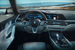 При всей футуристичности дизайна клиентам BMW будет знаком сфокусированный на водителе дизайн интерьера, говорит компания про свой будущий флагман. Панели приборов, центральная консоль и двери будто окутывают водителя. 12-дюймовый экран приборной панели и центральный сенсорный информационный дисплей расположены близко и создают единый визуальный элемент. Новая концепция управления предусматривает интерактивное использование обоих дисплеев