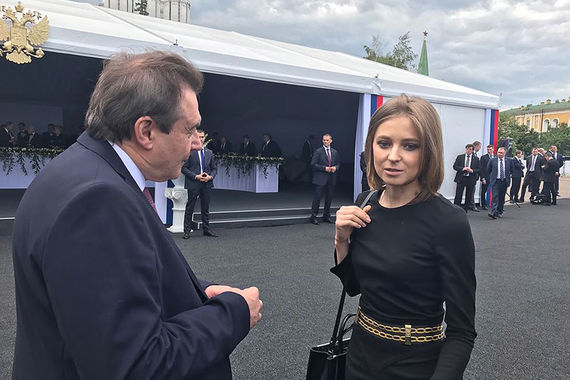Режиссер Алексей Учитель и заместитель председателя комитета Госдумы по безопасности и противодействию коррупции Наталья Поклонская во время встречи