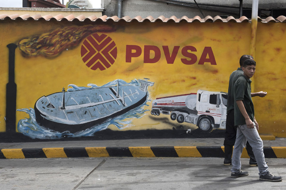 В обработке платежей за поставки нефти госкомпания PDVSA все больше зависит от Газпромбанка и China CITIC Bank, пишет The Wall Street Journal