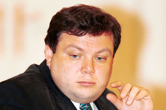 В 1999 г., как и сейчас, Михаил Фридман – председатель наблюдательного совета консорциума «Альфа-групп», одним из основателей которого он и является. Главная сделка консорциума в тот год – увеличение доли в нефтяной компании ТНК до 99,9%. На сегодняшний день у «Альфы» по-прежнему есть финансовые и инвестиционные активы, X5 Retail, «Росводоканал» и производство минеральной воды под брендом Borjomi. Свою долю ТНК-ВР консорциум продал в начале 2013 г. «Роснефти» за $13,86 млрд