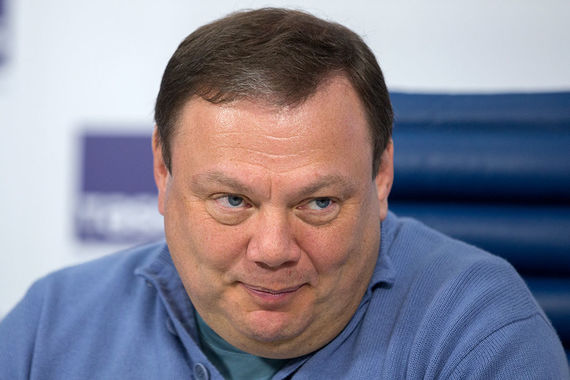 В 1999 г., как и сейчас, Михаил Фридман – председатель наблюдательного совета консорциума «Альфа-групп», одним из основателей которого он и является. Главная сделка консорциума в тот год – увеличение доли в нефтяной компании ТНК до 99,9%. На сегодняшний день у «Альфы» по-прежнему есть финансовые и инвестиционные активы, X5 Retail, «Росводоканал» и производство минеральной воды под брендом Borjomi. Свою долю ТНК-ВР консорциум продал в начале 2013 г. «Роснефти» за $13,86 млрд