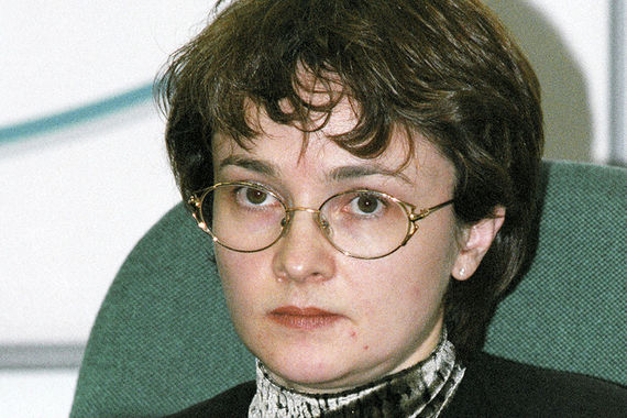 В 1999 г. Эльвира Набиуллина – зампред правления Промторгбанка и исполнительный директор Евроазиатской рейтинговой службы. После работы в правительстве, в 2013 г., Набиуллина возглавила Центральный банк