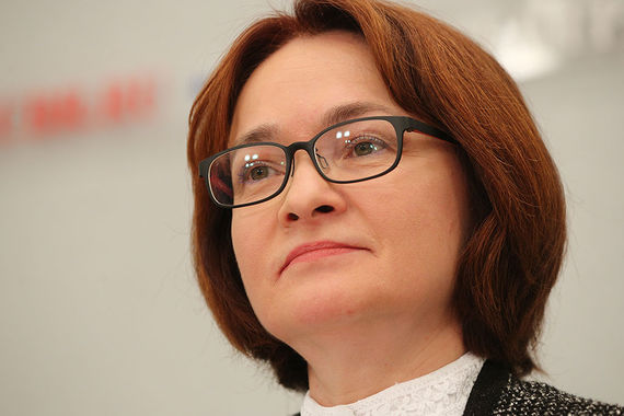 В 1999 г. Эльвира Набиуллина – зампред правления Промторгбанка и исполнительный директор Евроазиатской рейтинговой службы. После работы в правительстве, в 2013 г., Набиуллина возглавила Центральный банк
