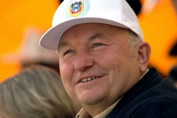 В 1999 г. Юрий Лужков – уже мэр Москвы. Этот пост он занимал до сентября 2010 г. Сейчас экс-мэр выращивает гречку и другие злаки в Калининградской области. Частный конный завод «Веедерн», принадлежащий Лужкову, разводит чистопородных лошадей и занимается овцеводством и переработкой сельхозпродукции