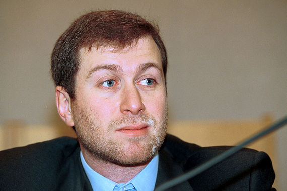 В 1999 г. один из основных активов Романа Абрамовича – «Сибнефть» (нынешняя «Газпром нефть» – в 2005 г. предприниматель продал 73% акций компании «Газпрому» за $13 млрд). Осенью бизнесмен занялся и политикой, а 19 декабря 1999 г. избран депутатом Госдумы как кандидат по Чукотскому одномандатному округу. Сейчас у бизнесмена почти треть пакета «Евраза», 24% «Первого канала», недвижимость и футбольный клуб Chelsea. Вместе с партнером по «Евразу» Александром Абрамовым он владеет 6,28% акций «Норильского никеля»